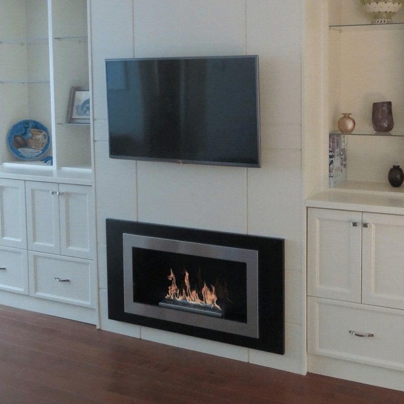 The bio flame lorenzo 45-inch built-in wall mounted ethanol fireplace installed below a tv